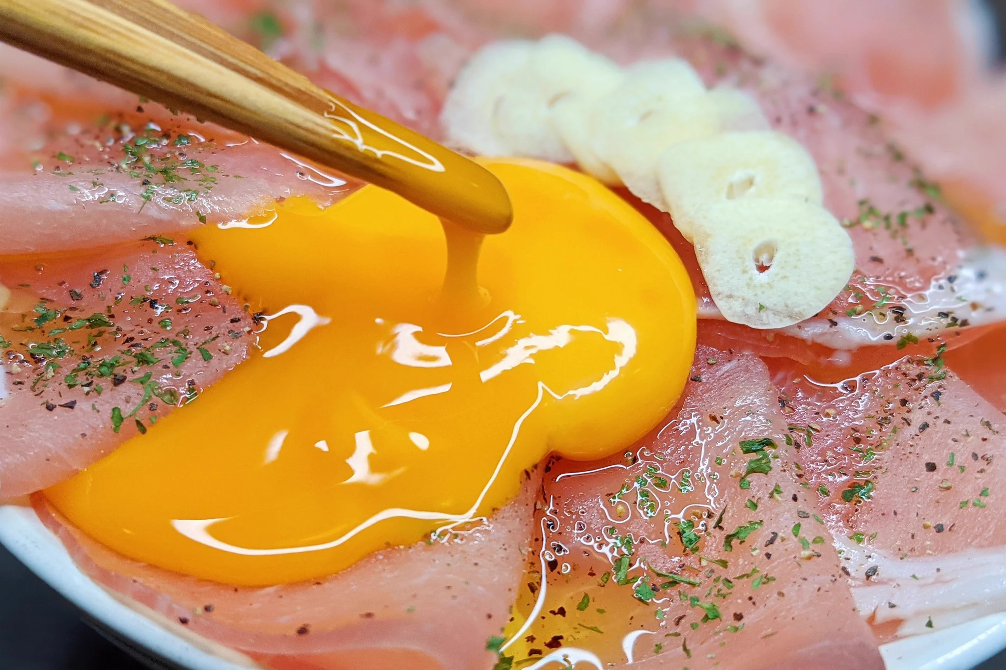 すぐに作れてしかも大満足の一品？！生ハムを使った丼ものレシピ！
