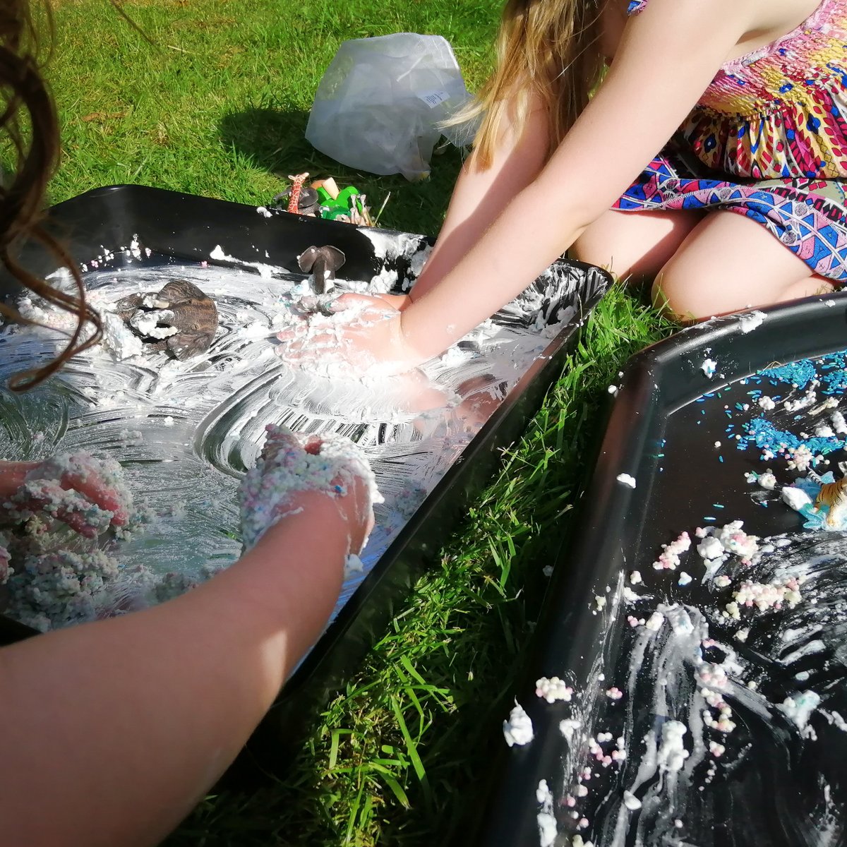 This weekend we put the mirrored Tiger Play Tray through its paces before taking it back to the office. Hopefully, Tiger Moon will make it available soon - watch this space!

#messyplay #tufftray #tufftrayideas #playtray #smallworlds #playathome #mirror #reflective #sensoryplay