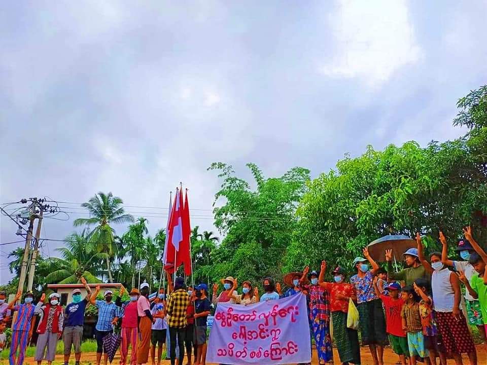 Shorea1101's tweet photo. Sences of regular evening protest against the military regime by the residents in GawIn village,Longlone Tsp on June6.

#June6Coup #WhatsHappeningInMyanmar #RejectCoupRejectASEAN https://t.co/iaRkqDV6sS