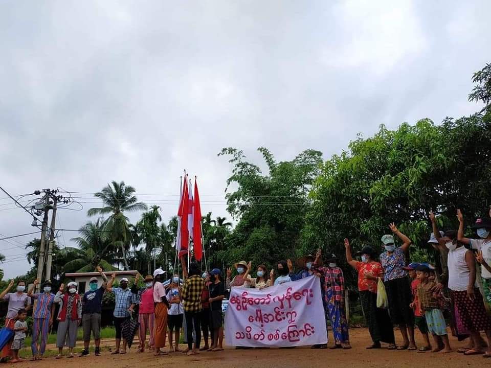 Shorea1101's tweet photo. Sences of regular evening protest against the military regime by the residents in GawIn village,Longlone Tsp on June6.

#June6Coup #WhatsHappeningInMyanmar #RejectCoupRejectASEAN https://t.co/iaRkqDV6sS