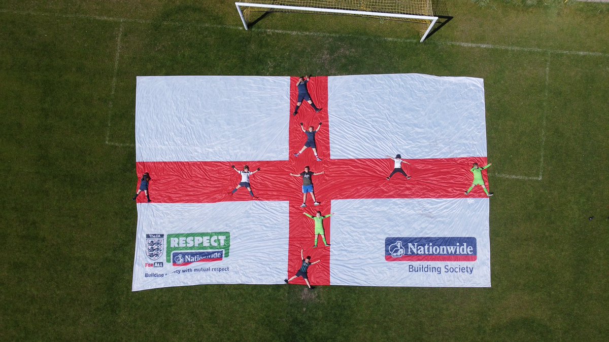 What a thrill for our Hamble players to have the giant England flag today touring the country to support <a href="/England/">England</a> 🏴󠁧󠁢󠁥󠁮󠁧󠁿 &amp; the #SignYourSupport campaign.
<a href="/AskNationwide/">Nationwide</a> are putting£1 into a grassroots fund for each of first 50,000 signatures on the flag online
nationwide-signyoursupport.co.uk