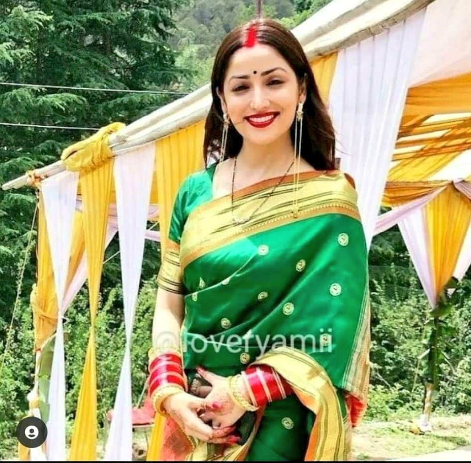 shallakaul's tweet photo. A Kashmiri Hindu bahu with ath &amp; dejhoor ,the hallmark of married Kashmiri Hindus https://t.co/T5HNuc5YNM