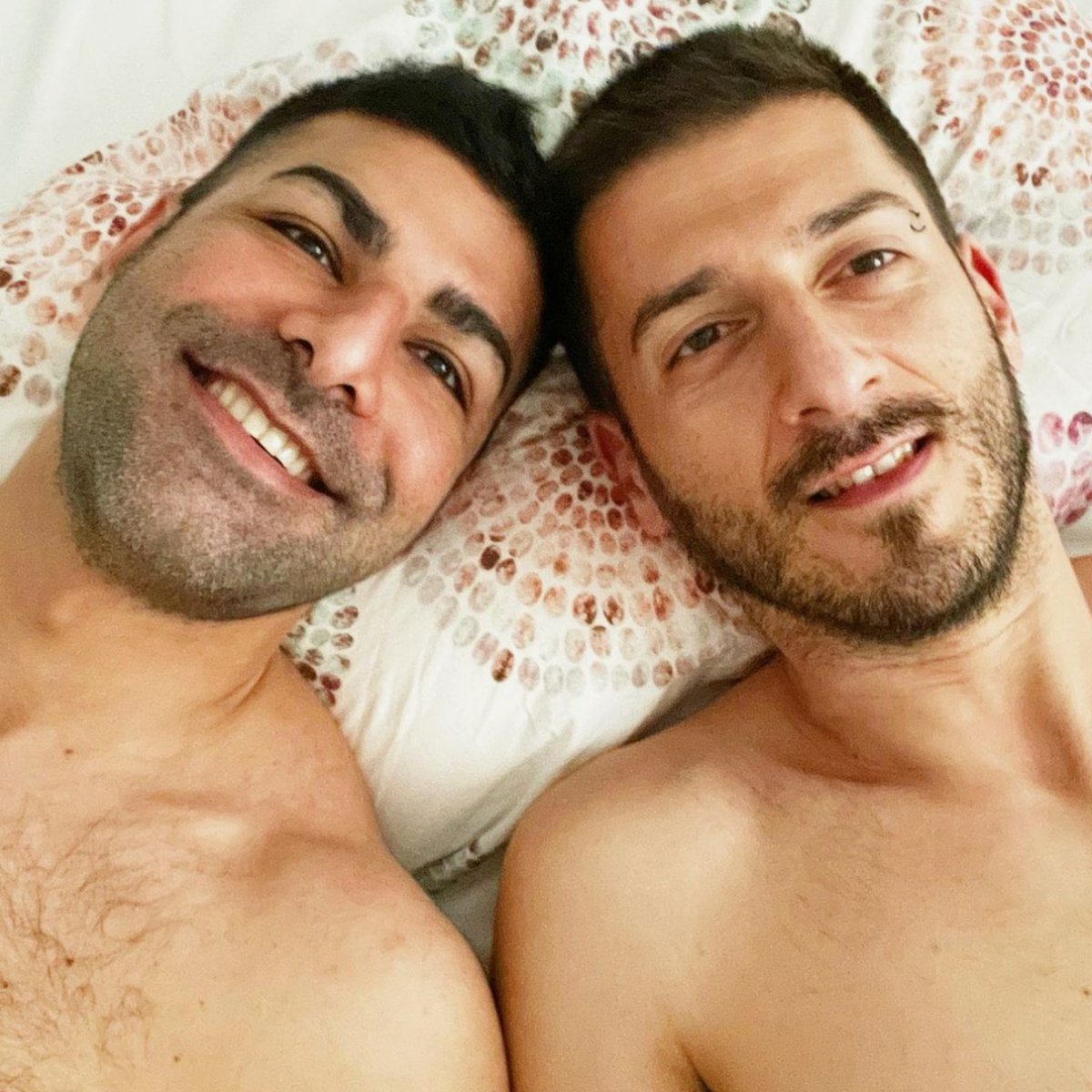 AmorSemAspas's tweet photo. ❤️ Raúl e Navin ❤️

Já seguiu a gente lá no Instagram?! Então vai lá e confira essa e outras histórias de amor: @AmorSemAspas 
#LGBTQ https://t.co/77Esiw0fup