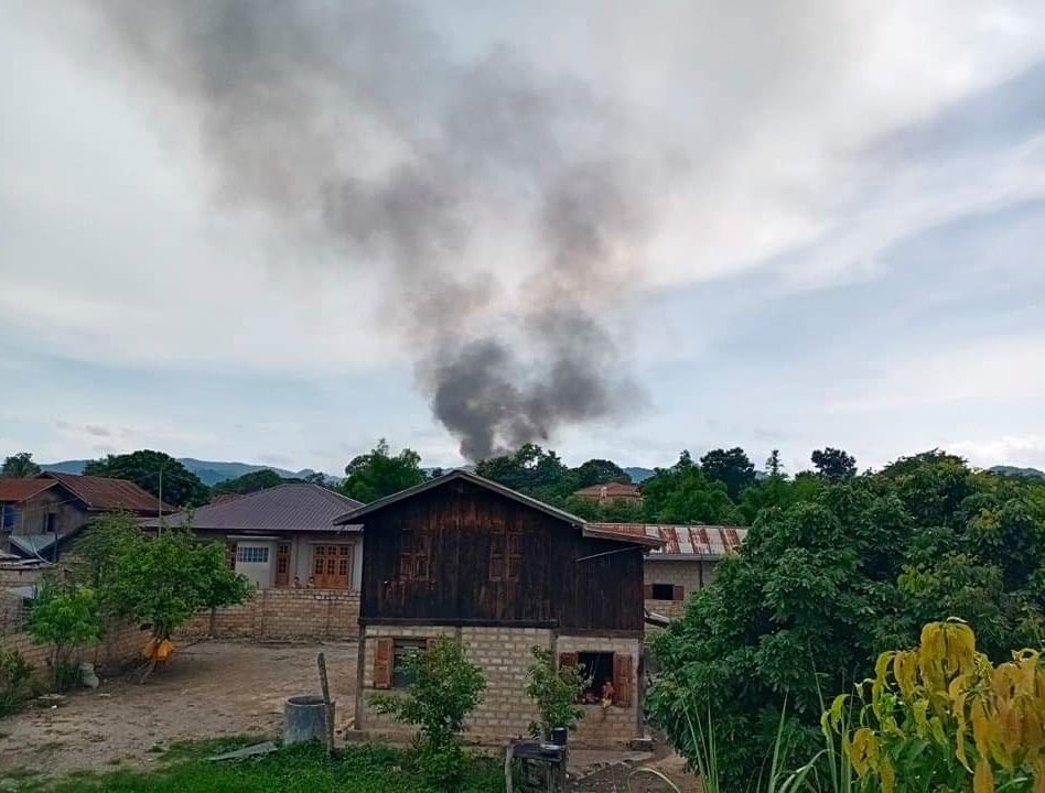 Shorea1101's tweet photo. MOEBYE, Shan State:

SAC Terrorists set 2 houses on fire in Pwe Gone 3rd Ward today afternoon. 

#June6Coup #WhatsHappeningInMyanmar #MilkTeaAlliance https://t.co/JIMr0lK3CF