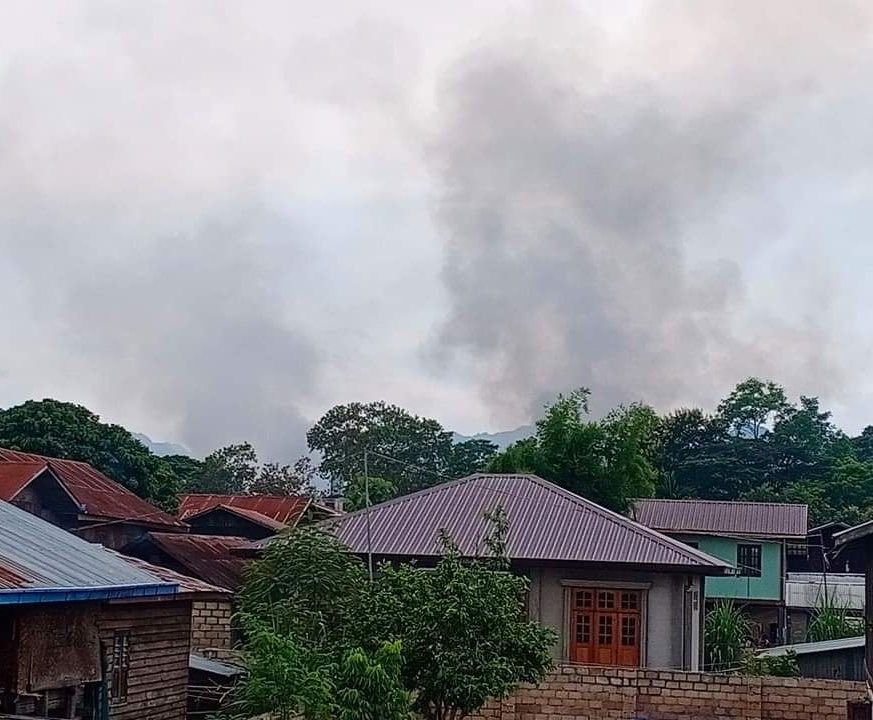 Shorea1101's tweet photo. MOEBYE, Shan State:

SAC Terrorists set 2 houses on fire in Pwe Gone 3rd Ward today afternoon. 

#June6Coup #WhatsHappeningInMyanmar #MilkTeaAlliance https://t.co/JIMr0lK3CF