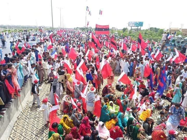YasirSpeaks01's tweet photo. Media might not show due to  Malik Riaz A land grabber. 
A very strong protest against Bahria Town Karachi by the residents of the nearby villages who are forced to give away their ancestral land to Bahria Town.

#SindhRejectsBahriaTown https://t.co/tUzyXdVyLd