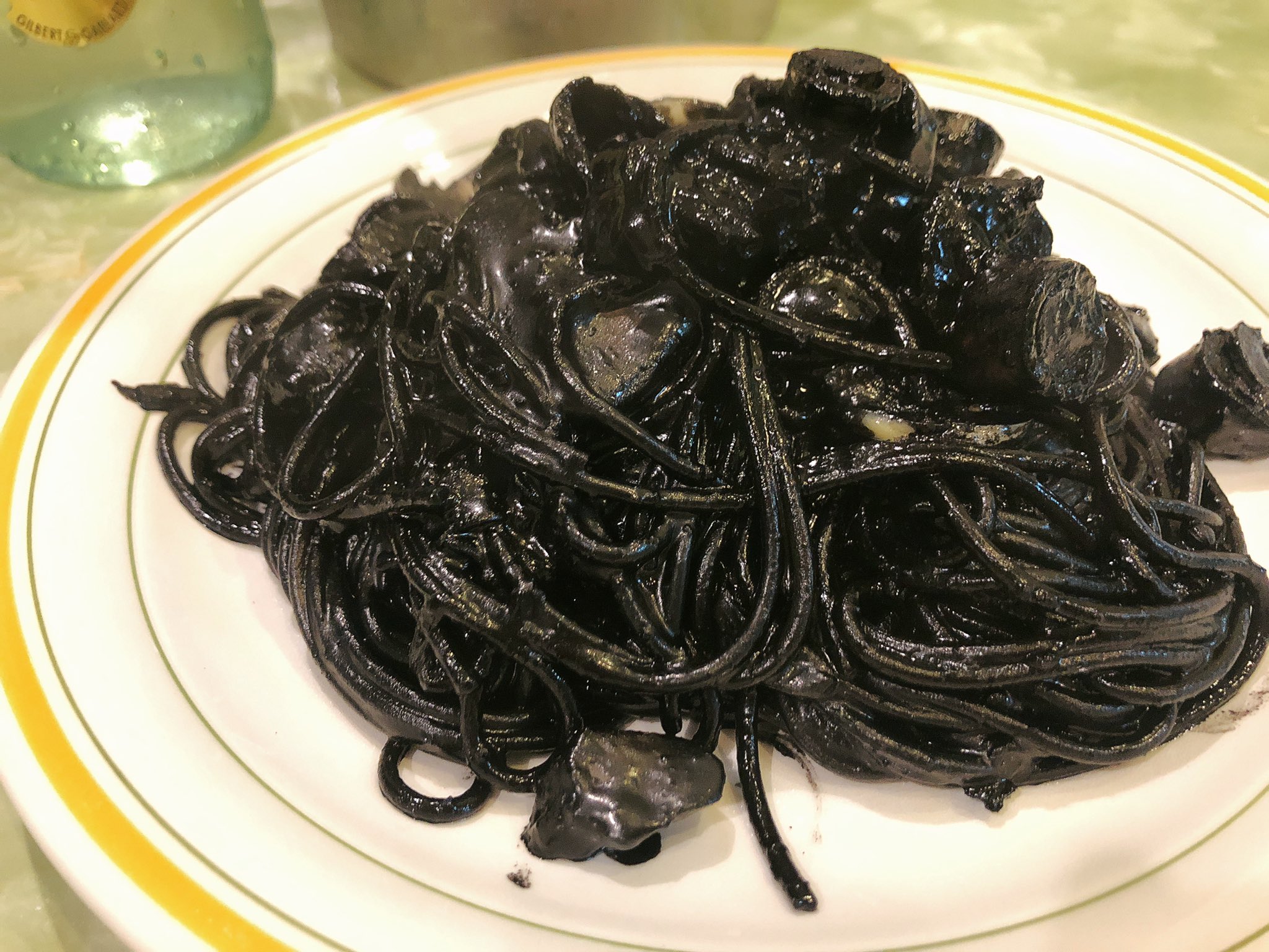 魔女っこれい Al Twitter 冷蔵庫に眠っていた市場で買ったイカ墨とヤリイカアヒージョの余りを使ってイカ墨パスタ作った イカ墨 こんなに美味しいのか 今まで家でイカ墨を使ってこなかった ウェイパーの青缶と茅乃舎の野菜だしの袋を切って中身を出して にんにく