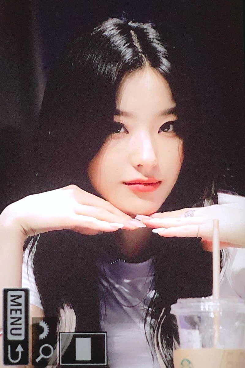 FADEOUT_17's tweet photo. 210606 #프로미스나인 #fromis_9 #이새롬 #새롬 https://t.co/k3mT1Pa0sr