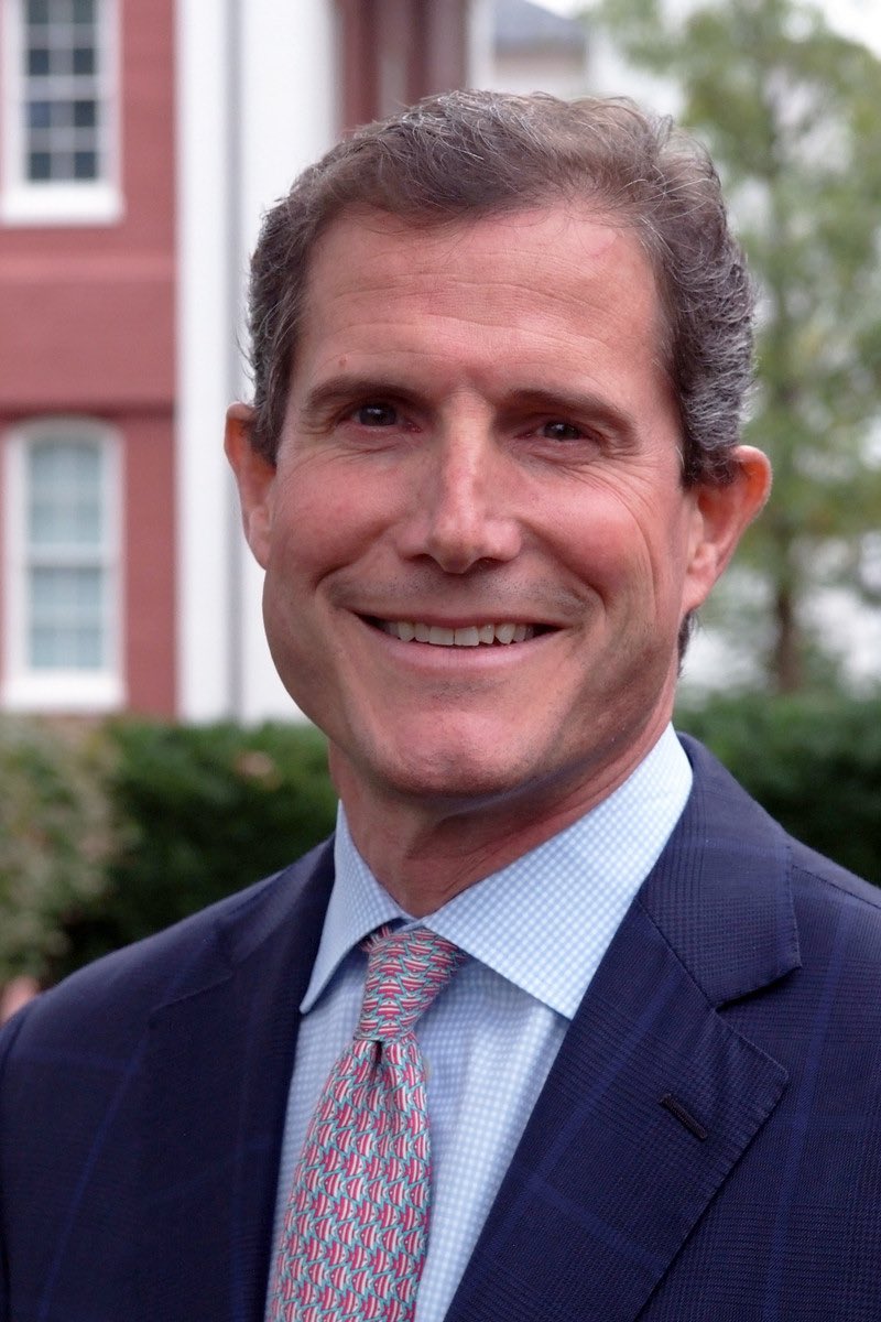 NotUnmindful's tweet photo. Mike McAlevey chairs the #WashingtonAndLee board that voted 22-6 to continue honoring Confederate icon  #RobertELee. Mike is VP General Counsel at @GEHealthcare, a subsidiary of @generalelectric https://t.co/qSPHUYeRs5