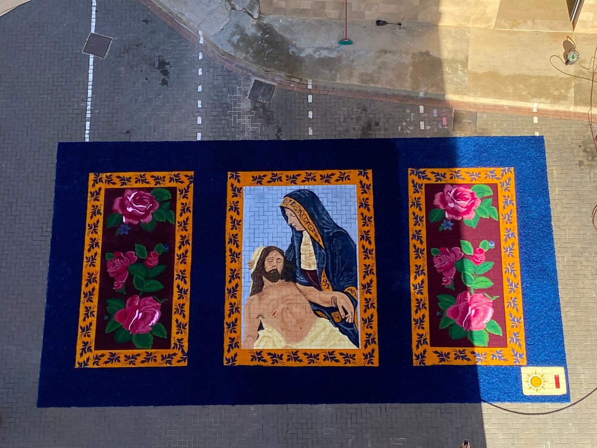 Hoy en #ElchedelaSierra hemos vuelto a ver el #amanecermasbello dos años después las #alfombrasdeserrin han llenado las plazas del pueblo. El año que viene volveremos con más fuerza. #tradición #arteefímero