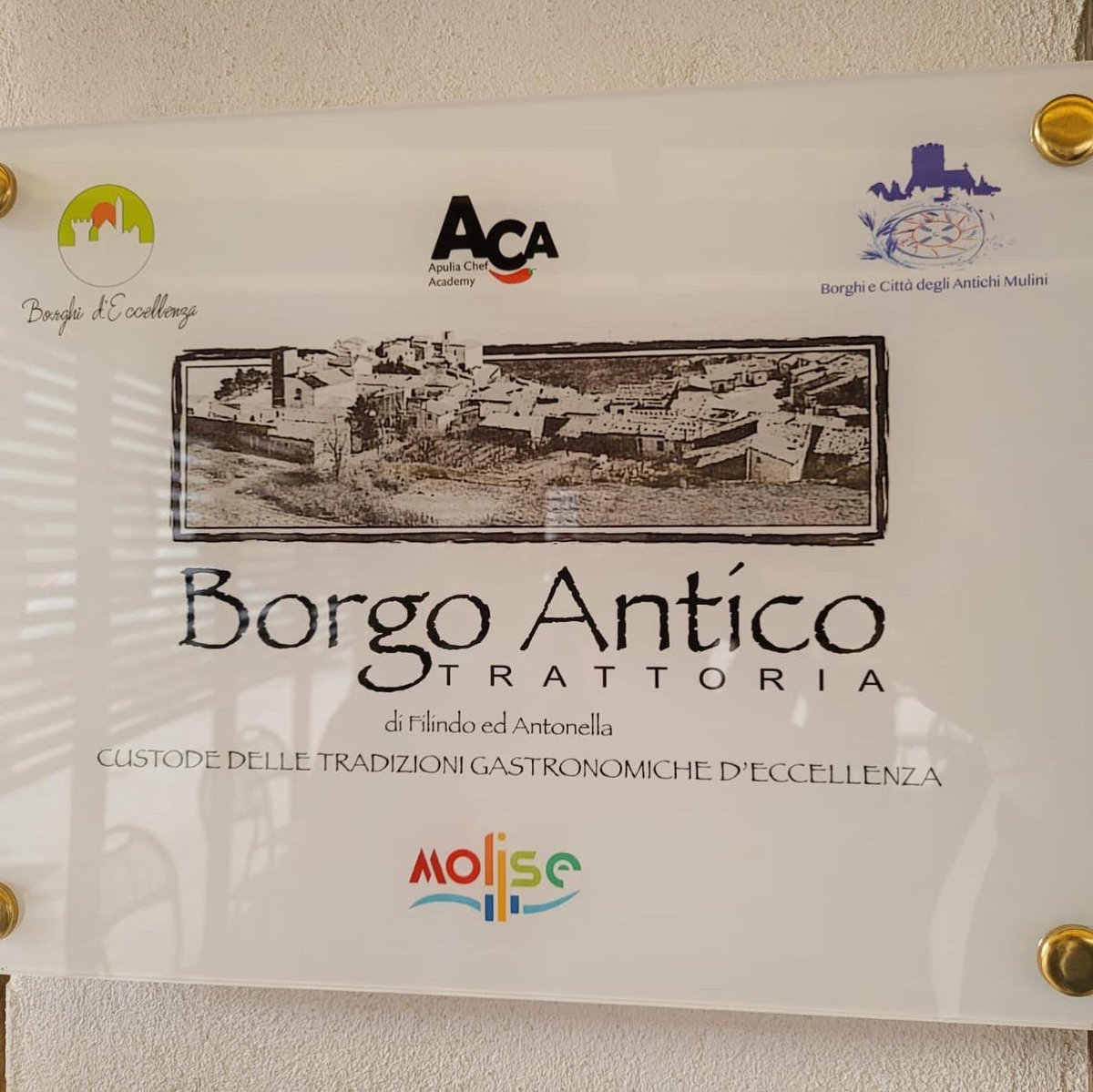 Siamo fortunati a vivere in un territorio così ricco come l'Italia. Ricco di storia, arte e tradizioni. Ecco perché sono fiero di aver premiato "Borgo Antico" come Custode delle tradizioni gastronomiche d'eccellenza. 

Lunga vita al cibo italiano!