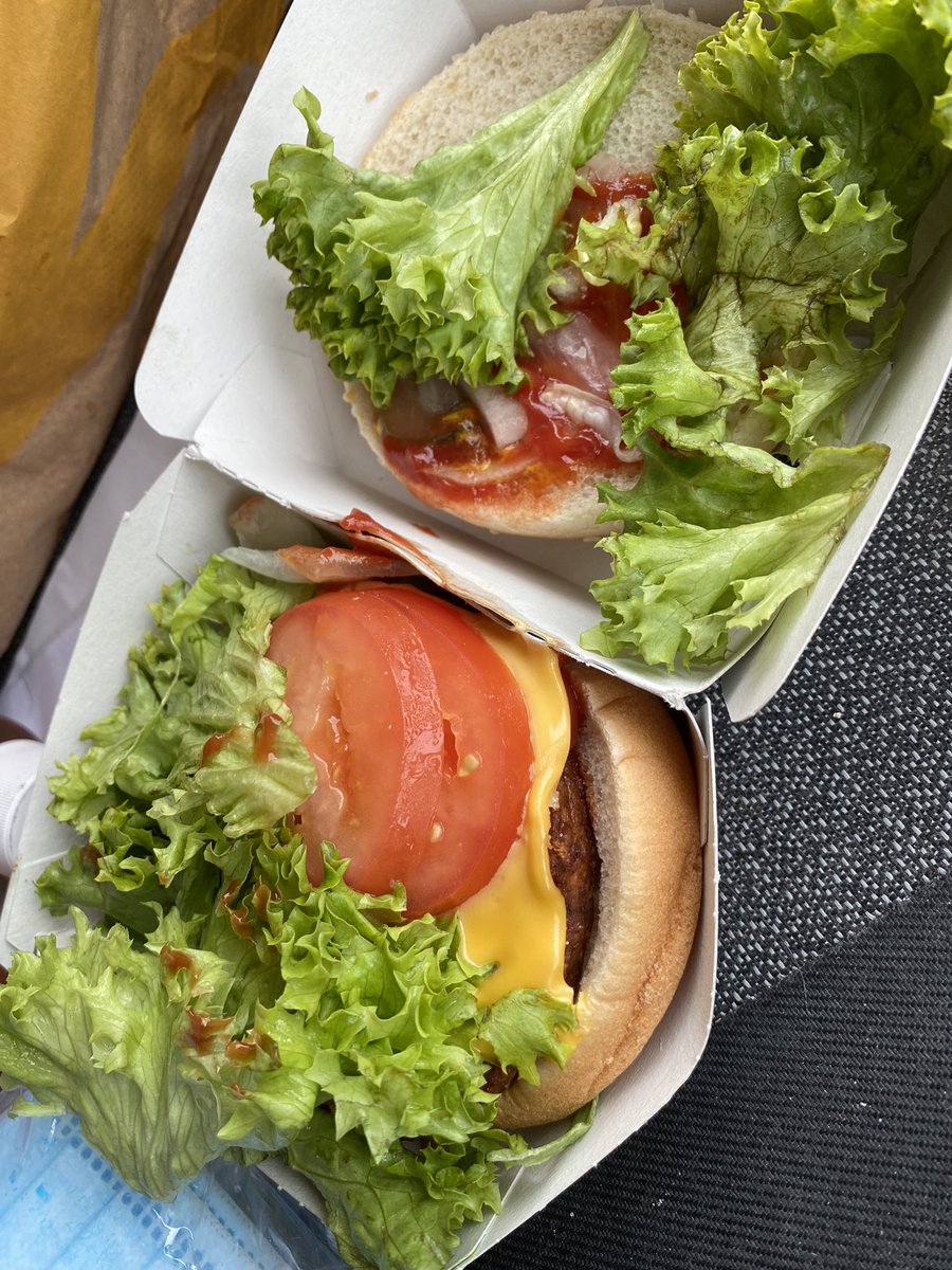VeemyuZERO's tweet photo. @McDonaldsDENews Big Vegan Ts mit Käse bekommen 🥴 https://t.co/HequF2MKS7