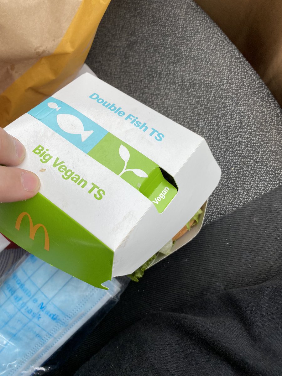 VeemyuZERO's tweet photo. @McDonaldsDENews Big Vegan Ts mit Käse bekommen 🥴 https://t.co/HequF2MKS7