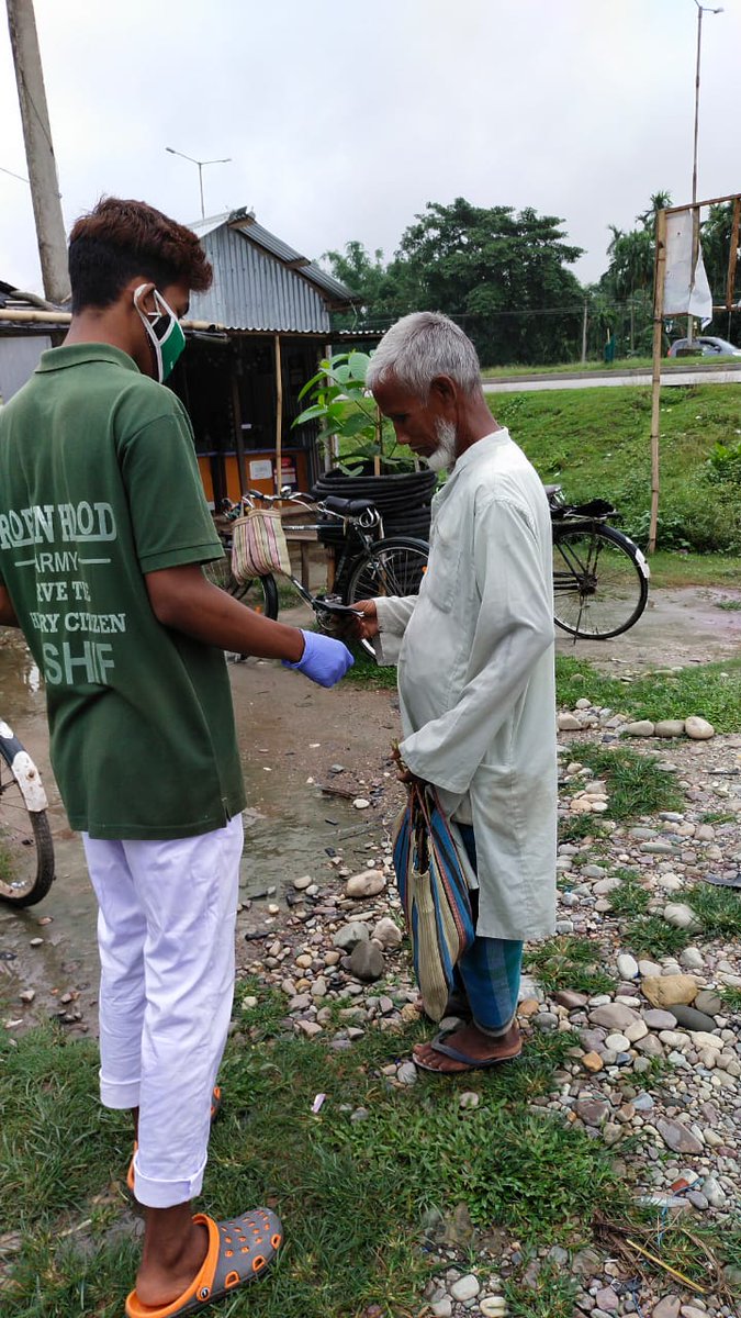 atif_faruk's tweet photo. #Mask_Distribution_Drive 
Robin Hood Army Gossaigaon distributed 200+ reusable masks under #covid_kindness_project in various locations of #Gossaigaon in association with #Serve_Smile_Foundation_Guwahati 
Special Thanks to our donor for supporting us.
@rha_india @WarriorsHumane https://t.co/2bokbR7Se5