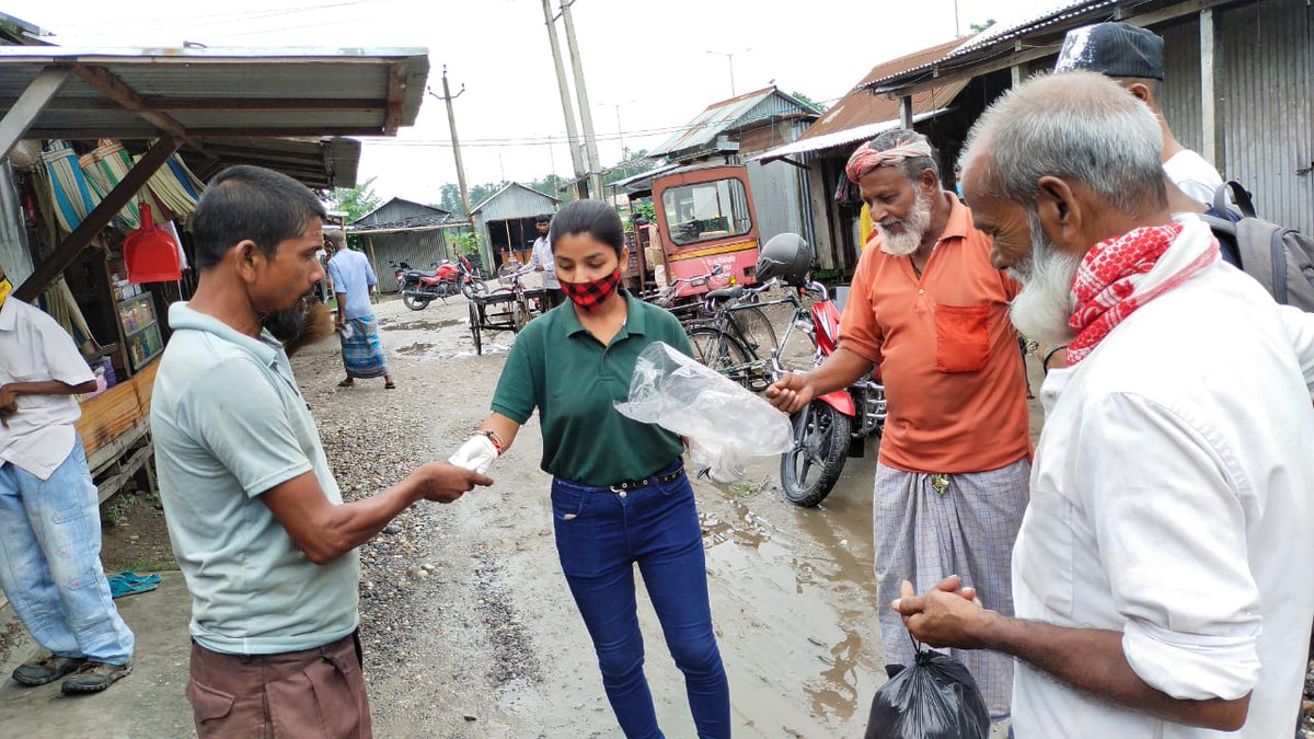 atif_faruk's tweet photo. #Mask_Distribution_Drive 
Robin Hood Army Gossaigaon distributed 200+ reusable masks under #covid_kindness_project in various locations of #Gossaigaon in association with #Serve_Smile_Foundation_Guwahati 
Special Thanks to our donor for supporting us.
@rha_india @WarriorsHumane https://t.co/2bokbR7Se5