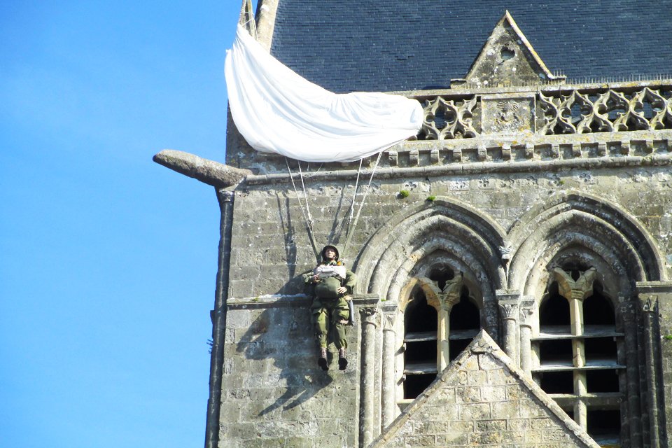 SRCreizen's tweet image. #onthisday in 1944 was D-Day, het begin van onze herwonnen vrijheid. In 2022 kunt u direct aansluitend op dodenherdenking en Bevrijdingsdag mee naar de stranden en dorpen, waar jaren geleden geschiedenis werd geschreven. Deze #themareis mag u niet missen! src-reizen.nl/reis/woii-in-n…