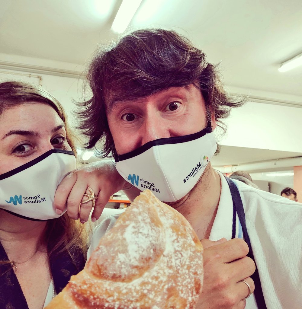 No hay nada mejor que probar la mejor ensaimada del mundo con la mejor mujer del mundo <a href="/marnicolauu/">Mar Nicolau</a> <a href="/fsantfrancesc/">Forn Sant Francesc</a> #somdemallorca #visitinca #mallorcasafetourism