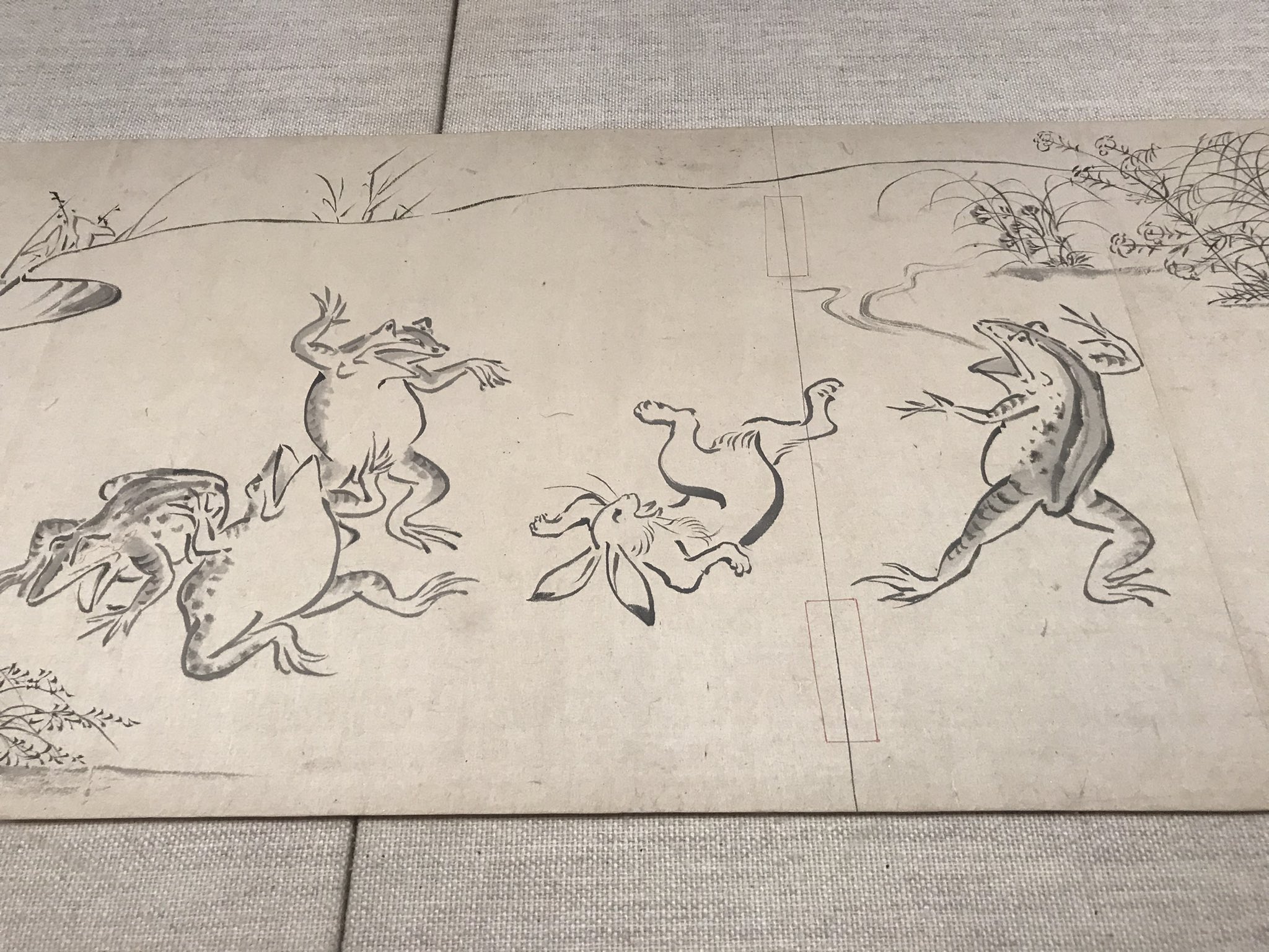 ちびっこ 鳥獣戯画展を見る前に 本館の特集 鳥獣戯画展スピンオフ を見てみるのがオススメ 鳥獣戯画 甲乙丙丁巻の模本が展示されているので 予習ができます こちらの模本は写真撮影もok トーハク 博物館 Bura Bi Now T Co 21bk0brotx