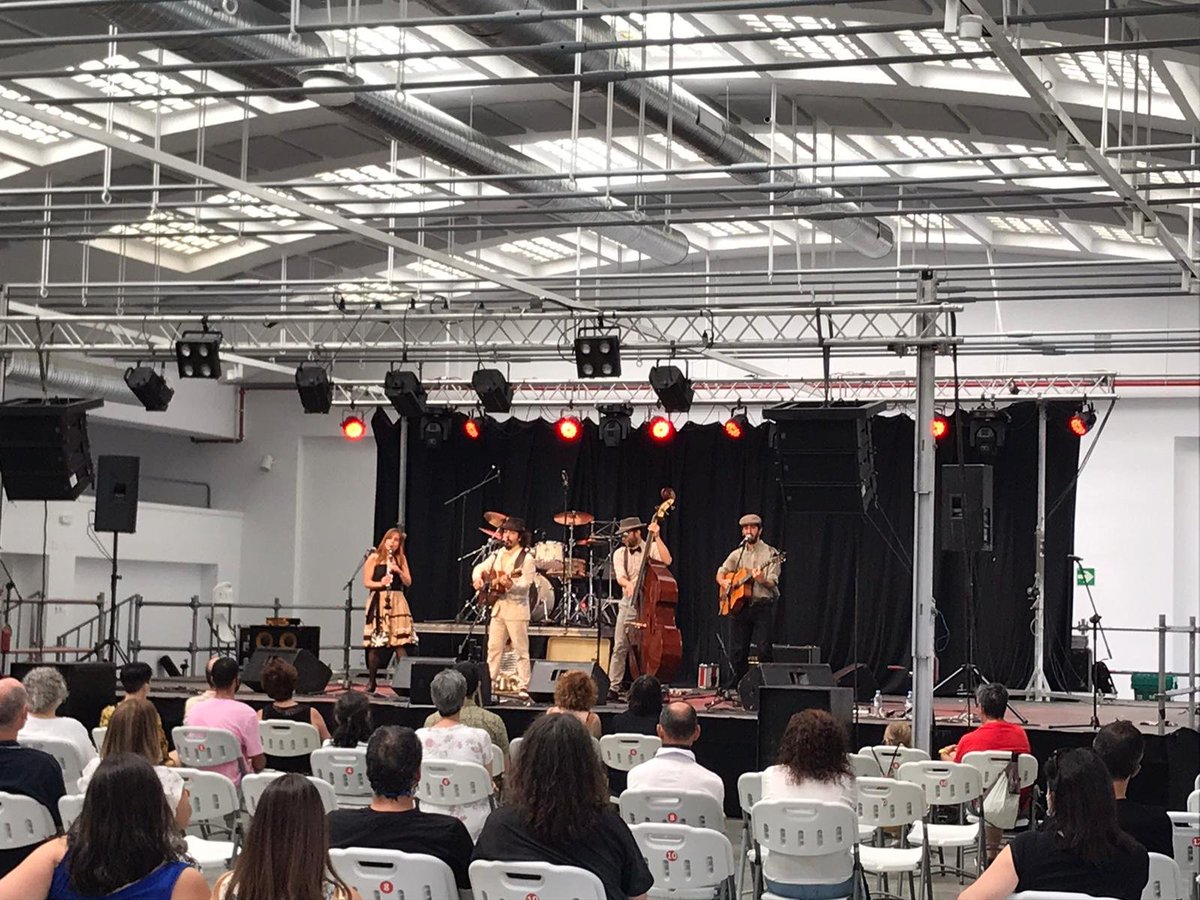 La segunda teniente de alcalde y concejala de <a href="/culturalcala1/">CulturAlcala</a> <a href="/MariaArangurenV/">María Aranguren</a> ha asistido a los conciertos de <a href="/LouisianaDixie3/">Louisiana Dixieland</a> y <a href="/Tomaccos/">Tomaccos</a> dentro de la progamación del festival #AlcaláSuena que continúa con su programación hasta esta noche #culturasegura: alcalasuena.es