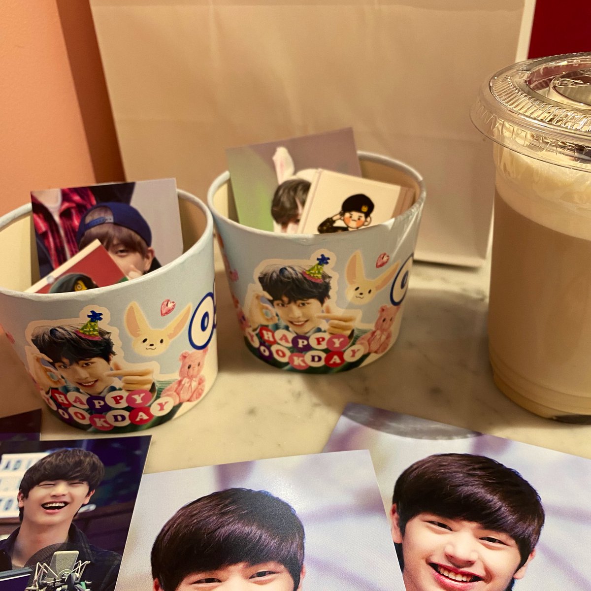 __7tob_321's tweet photo. 時間なくてゆっくり出来なかったんだけど、初日に行ってきました〜🥰
お店いっぱいにソンジェがいて幸せでした〜💙
素敵な企画をありがとうございました🦊

 #HAPPY6DAY 
@326_236 님
@Happy_6SJ 様
@tigcafe 様 https://t.co/rF3fbNKIfv