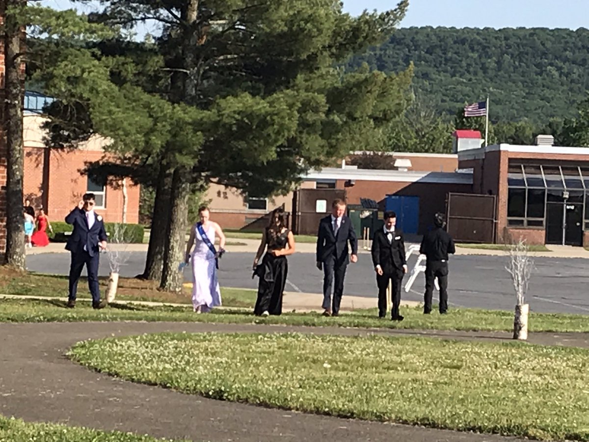 PVBEARSHS's tweet photo. The Prom has come 😄 and gone😕. What a night! In Feb Mrs. Fego and our @pvclass2021 officers were told the venue they had been planning to use would only allow for 100 participants, so they had to come up with a plan B. A LOT of hard work went into this, and they made it happen. https://t.co/kOgk66ggCN