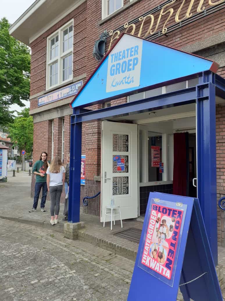Wat een feest! We mogen sinds gisteren weer live theater brengen en dat doen we meteen met een nieuwe voorstelling én twee uitverkochte zalen! 

Wie Blote Konten deze speelperiode nog wil zien, kan nog een kaartje kopen voor vrijdag 11 juni... maar wacht niet te lang! 😉