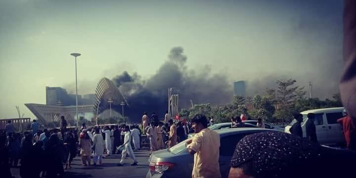 amarfayazburiro's tweet photo. اڄ دل مان ھڪ رڙ نڪتي آھي. ڪاش اڄ وڏو ھجي ھا، تہ ائين نہ ٿي ھا.
سبب: ھُو پوري قوم جي نبض سڃاڻي ويو ھئو. اوھان جيان اينٽيليڪچوئل بلڪل بہ نہ ھئو پر کيس سار لھڻ ايندي ھئي. ھو فتوائون نہ پر ڳلي لڳائي پنھنجو ڪندو ھئو. 
اھم ڳالهہ کيس رھبري ڪرڻ ايندي ھئي.

 #SindhRejectsBhariaTown https://t.co/xJQIOjf5mB