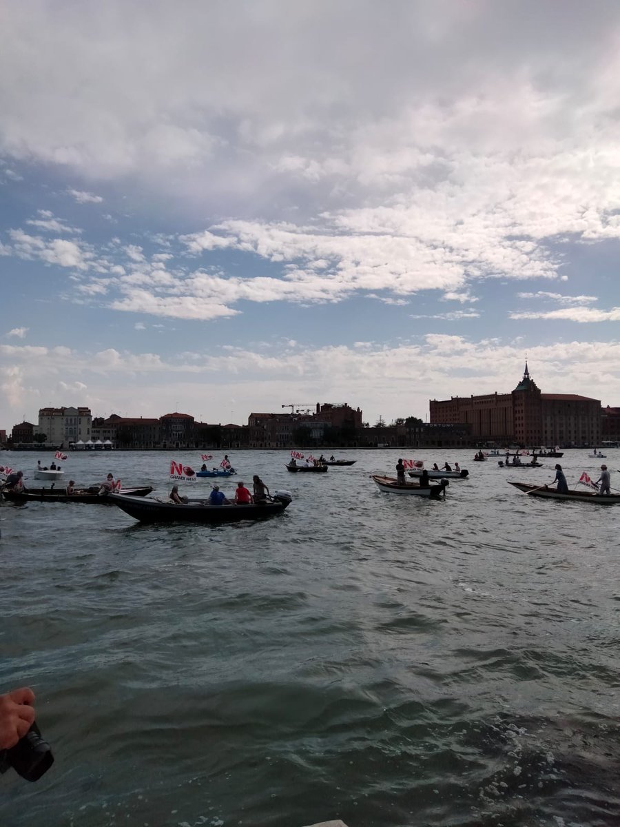 Duemila volte grazie a tuttə coloro che ieri hanno risposto al nostro appello! Grazie a chi è venuto in barca e a chi è venuto a piedi, grazie a chi ha ballato e a chi ha urlato insieme a noi!

#fuorilenavidallalaguna
#nograndinavi
#Venezia