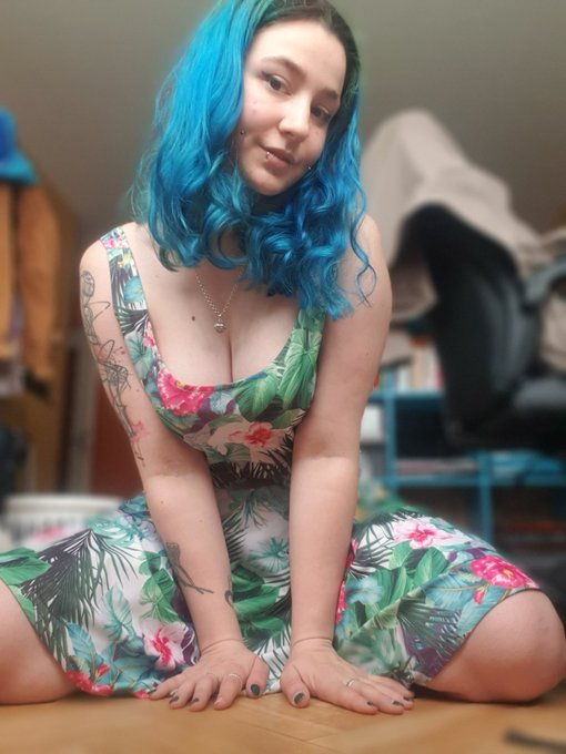 Un petit live @Cam4 ce soir ? 💙 I go live on Cam4 tonight ? 💙 https://t.co/lhJS0teOqK<a class="tags" href="/tag/cam4">@cam4</a><a href="/tag/pastoucheamespoils"class="tags"><span>#pastoucheamespoils</span></a>