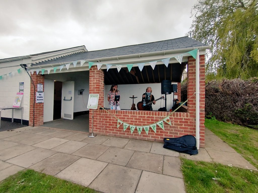 Little_RedHen_'s tweet photo. And finally the wonderful, friendly local #duo Scampy  who were serenading everyone https://t.co/CjlqyqbTOc. I always ask the stallholders/musicians if I can take their picture &amp; let them know it's going out over the internet. It's only courteous #acoustic #music #keepmusiclive https://t.co/DnNXcSbL3k