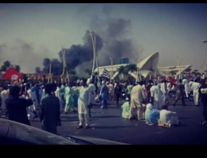 amarfayazburiro's tweet photo. پوري انساني تاريخ ۾ ائين ٿيندو آيو آھي ت�� جيستائين شعور مڪمل ڀور تي پختو ناھي ٿيندو تيستائين چند چالاڪ لکن جي مجموعي کي وائڙو ڪري کين فرياديءَ مان جوابدار ٺاھي وٺندا آھن.
ڇا ھيءَ باھ پر امن احتجاج ڪندڙن لڳائي ھوندي؟
قطعي نہ.
پر نتيجو ڇا نڪتو؟ اسان جوابدار
 #SindhRejectsBahriaTown https://t.co/Ty8JrHHJFI