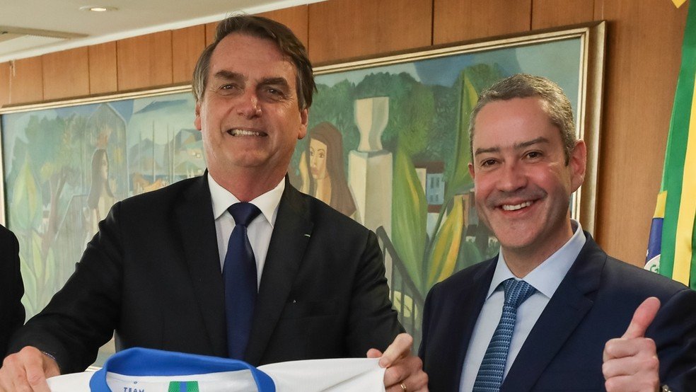 Caboclo junto com Jair Bolsonaro, quando prometeu a troca do técnico Tite por Renato Gaúcho. Foto: Reprodução/Twitter
