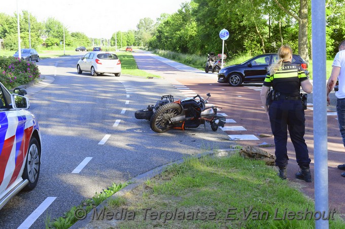 Motorrijder licht gewond bij aanrijding..