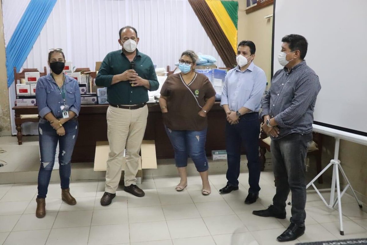 SEDES_SantaCruz's tweet photo. Continuando con el Plan de contingencia contra el COVID-19, autoridades de Salud encabezado por el Director del SEDES Dr. Erwin Viruez, hacen entrega de insumos de bioseguridad al municipio de Minero y  junto al Alcalde Salvador Torrejon inauguran la sala de aislamiento COVID-19 https://t.co/1UpwhlDrYz