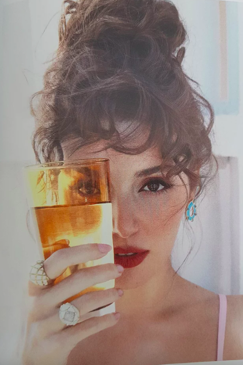 noluyotv's tweet photo. "Güzel hep güzeldir, zamanın önemi yoktur."  #HandeErçel #Vogue dergisine verdiği pozlar ve röportajla önümüzdeki yılların en çok konuşulacak ve takip edilecek kadınlarından biri olacağını bir kez daha kanıtladı. https://t.co/8jFrGHBOXx