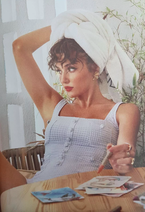 noluyotv's tweet photo. "Güzel hep güzeldir, zamanın önemi yoktur."  #HandeErçel #Vogue dergisine verdiği pozlar ve röportajla önümüzdeki yılların en çok konuşulacak ve takip edilecek kadınlarından biri olacağını bir kez daha kanıtladı. https://t.co/8jFrGHBOXx