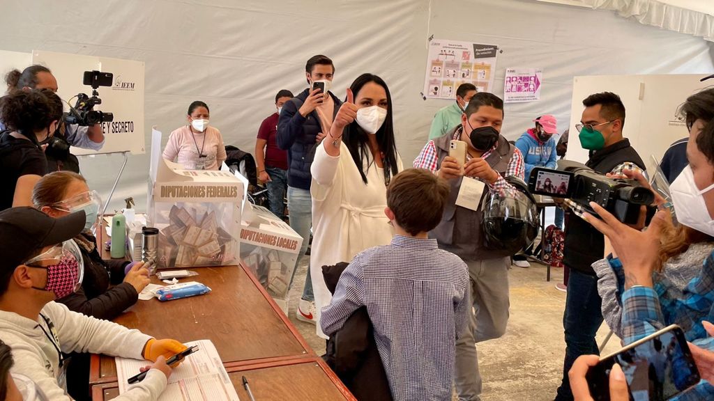 NoticiasdelSur8's tweet photo. Elecciones 🗣️ (Metepec) 
La candidata por la alcaldía de Metepec de la coalición "juntos haremos historia" emite su voto esta mañana y pide a todos sus simpatizantes acudir a votar en un ambiente de paz y cordialidad.
#elecciones2021edomex #VotoResponsable #Metepec https://t.co/jmSdjsXsqw