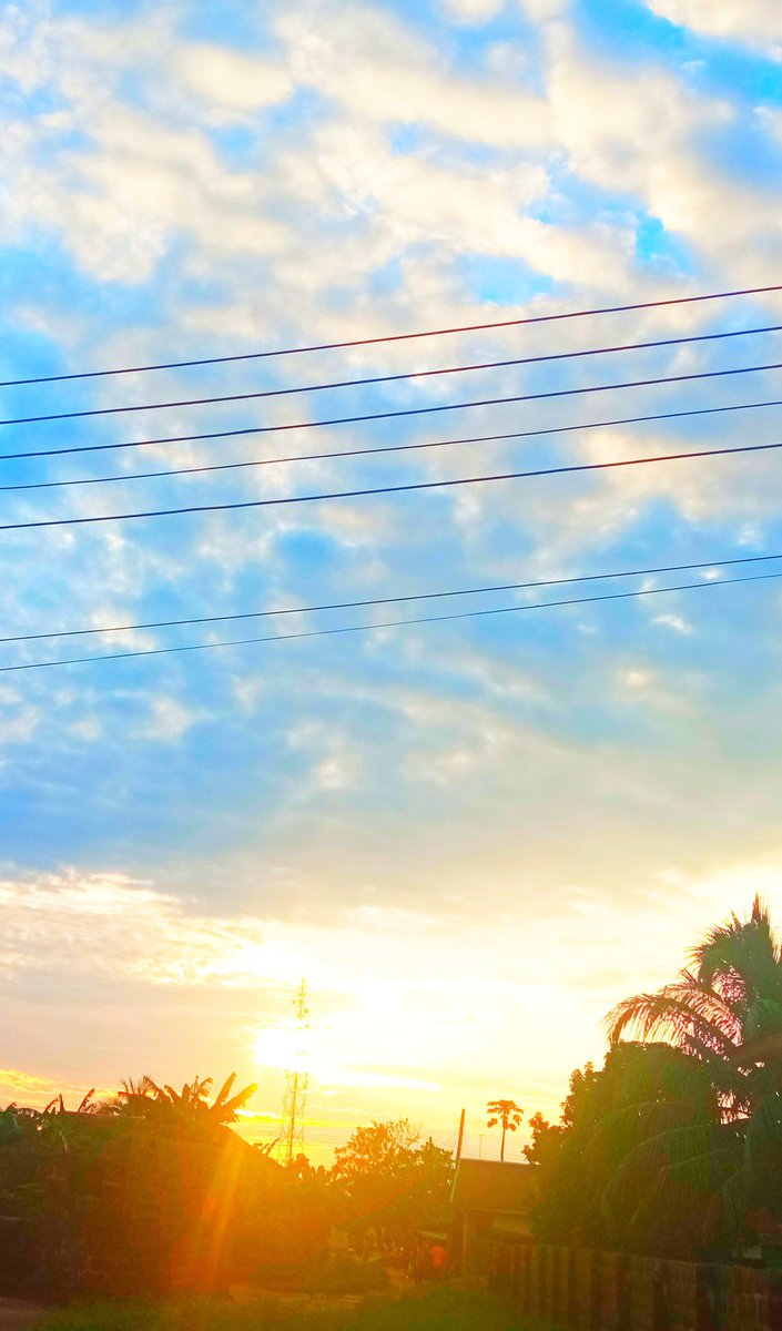 MrsZanga's tweet image. Sunshine in different rays ☀️☀️☀️