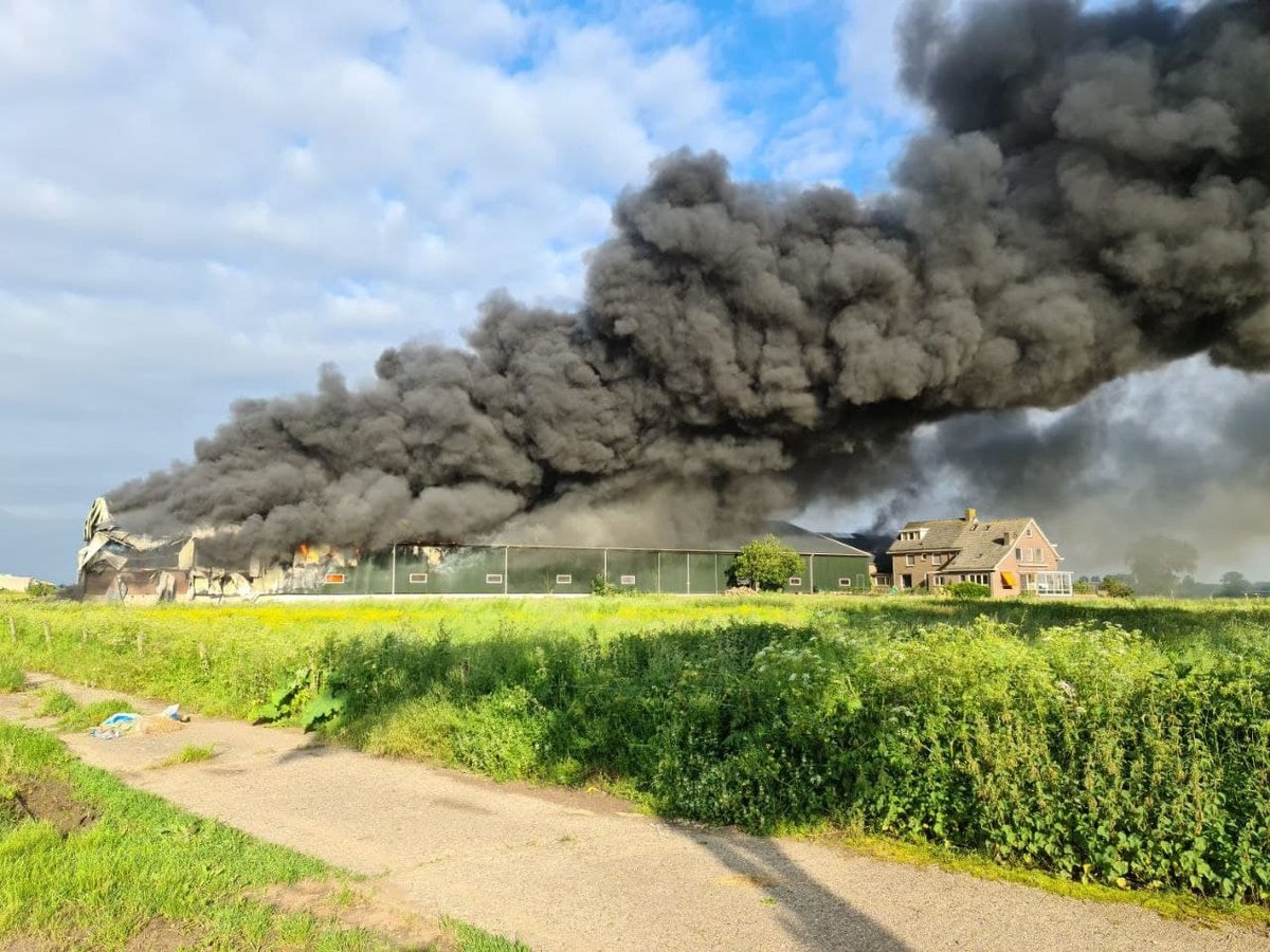 Zeer grote brand op boerderij in Angerlo..
