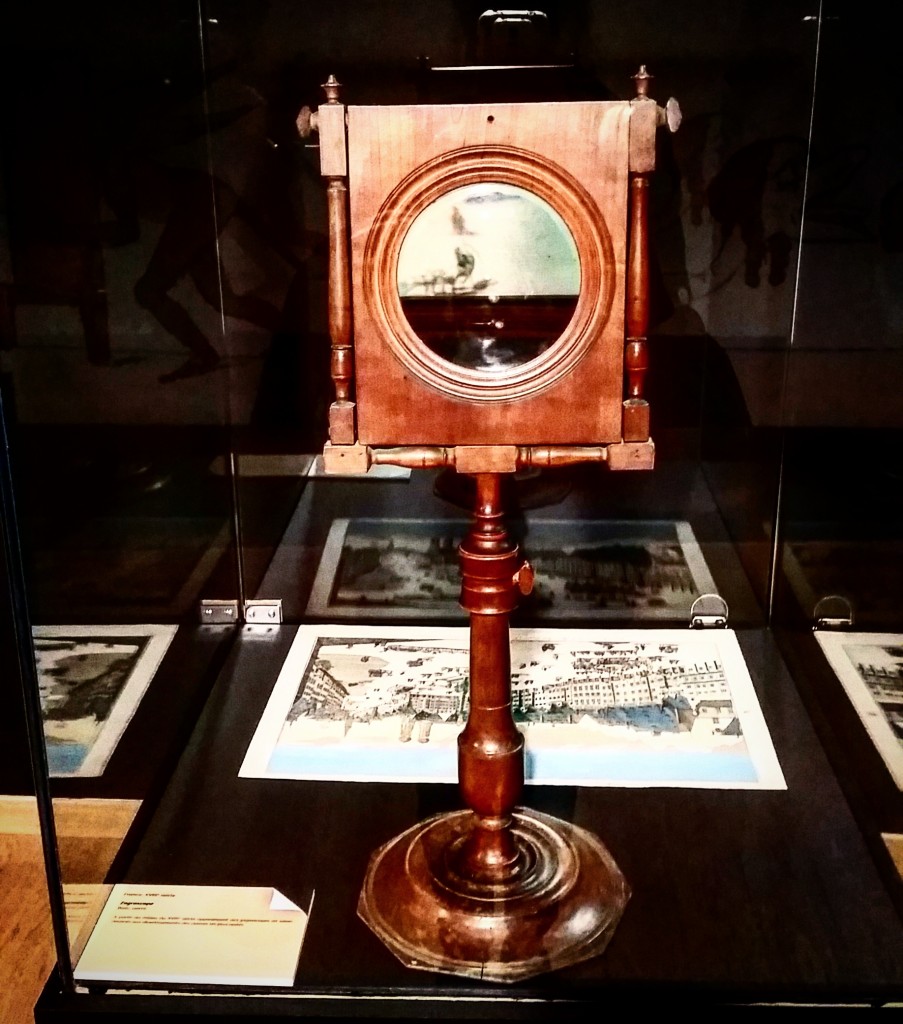 RealPreCinema's tweet photo. A #convexlens measuring at least three inches in diameter and a focus distance of around an arm's length is required for a #Zograscope. The #lens #refracts the light rays emanating from each point on the print being examined. https://t.co/7gqJjkrhfo