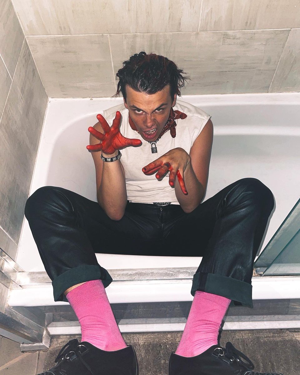 yungblud's tweet photo. blud bath ... 🖤🩸🖤 https://t.co/ssmszxlcSv