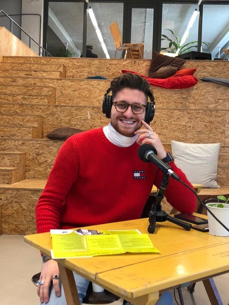 "Hi naam is Thars. Afgestudeerd op Helicon MBO Tilburg in 2016. Sinds kort ben ik werkzaam bij deze school als Social Media Expert. Tof om als oud-student deel te mogen uitmaken van het team, van deze fantastische school en opleiding" 
#ookditishelicon #groenonderwijs #ditismbo