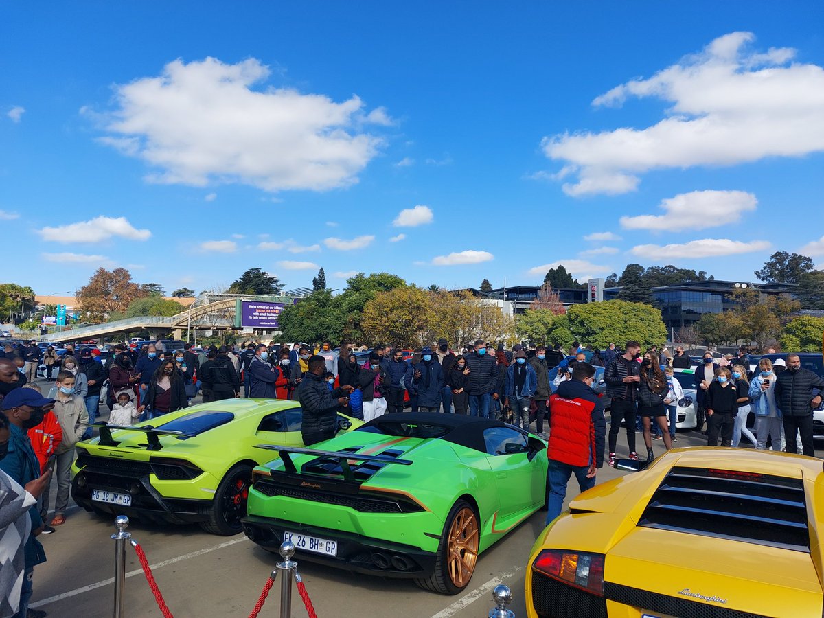 anniehodes's tweet photo. Awesome sunny and fun day out for car lovers in Jozi today on the Hyde Park Corner rooftop
#CoffeeAndCars event today @HPCHydePark
#MadeforDad #LoveHPC https://t.co/hjkisBShno
