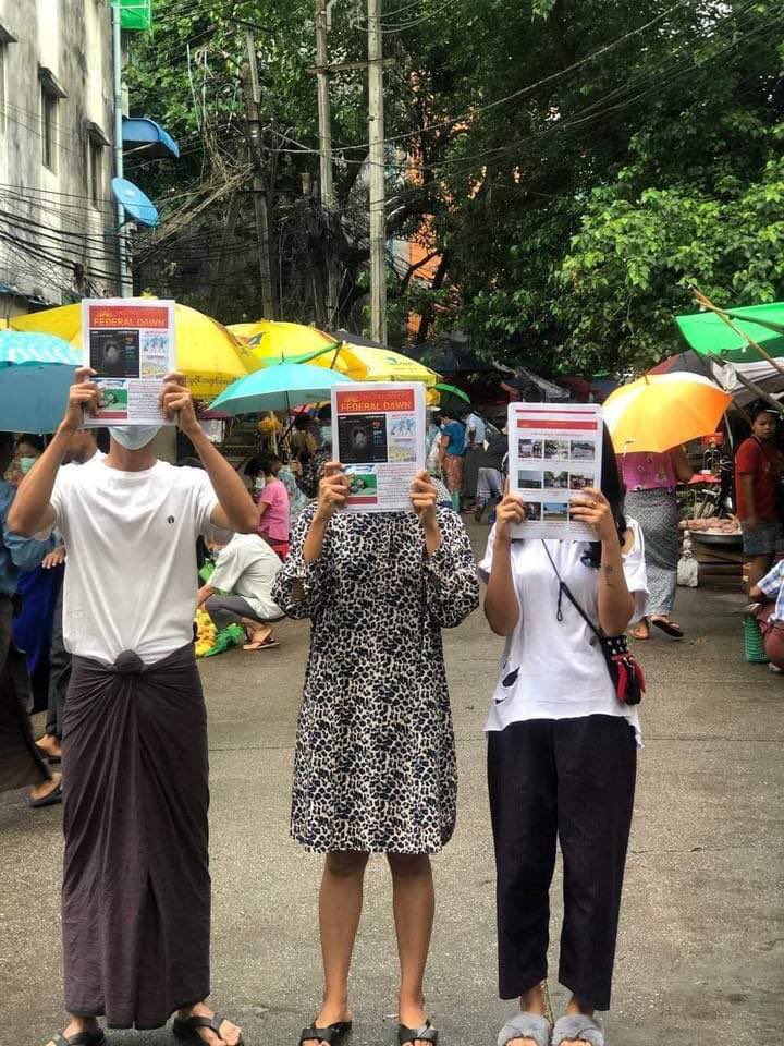 Potatone_21's tweet photo. A group of people distributed 500 revolutionary leaflets (Federal Dawn) in Yangon's busiest areas, Sule and Hledan, to let people know that the revolution is still going strong. #RejectCoupRejectASEAN #June6Coup #WhatsHappeningInMyanmar https://t.co/4Y5CAyRS3M