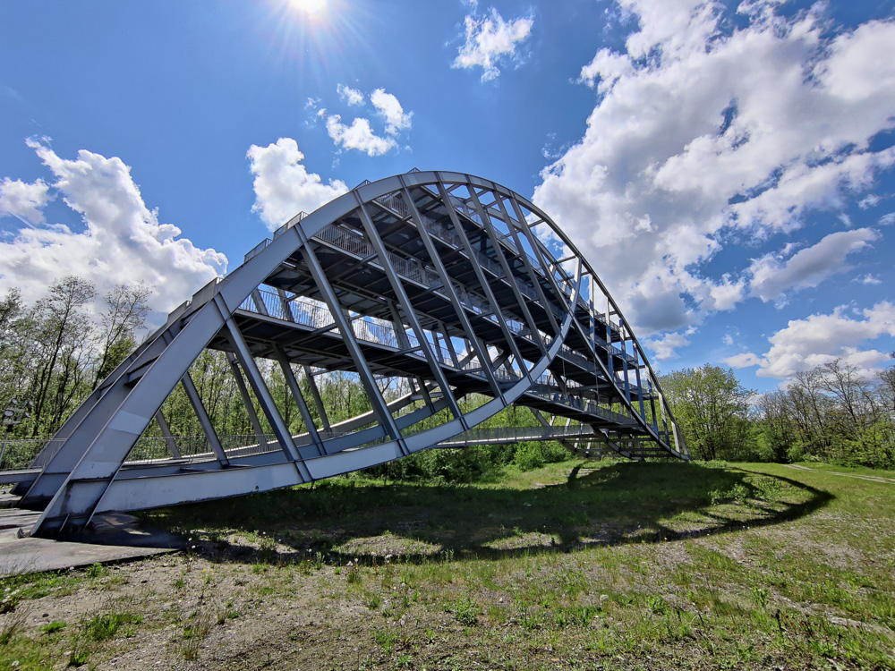 Ideal für einen ausgedehnten Spaziergang eignet sich der Bitterfelder Berg. Über den Panoramaweg gelangt man zum Bitterfelder Bogen und kann vom Wahrzeichen der Stadt Bitterfeld-Wolfen die Aussicht genießen.

#buntekarte #bitterfelderbogen #sachsenanhalt

buntekarte.de/bitterfelder-b…