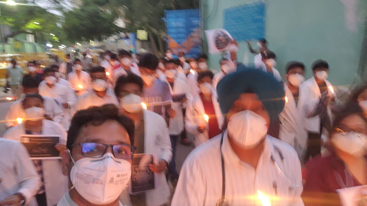 hemantrajora_'s tweet photo. Breaking ; Doctors from AIIMS, Delhi marching towards gate number 1  with candles in support of Junior Doctors of Madhya Pradesh 
#MPdoctors https://t.co/77k3hqo7ti