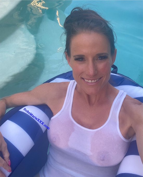 Good morning! #Sundayselfie chilling in my pool.. For ALL of my XXX videos go to https://t.co/eCa42sI7T2