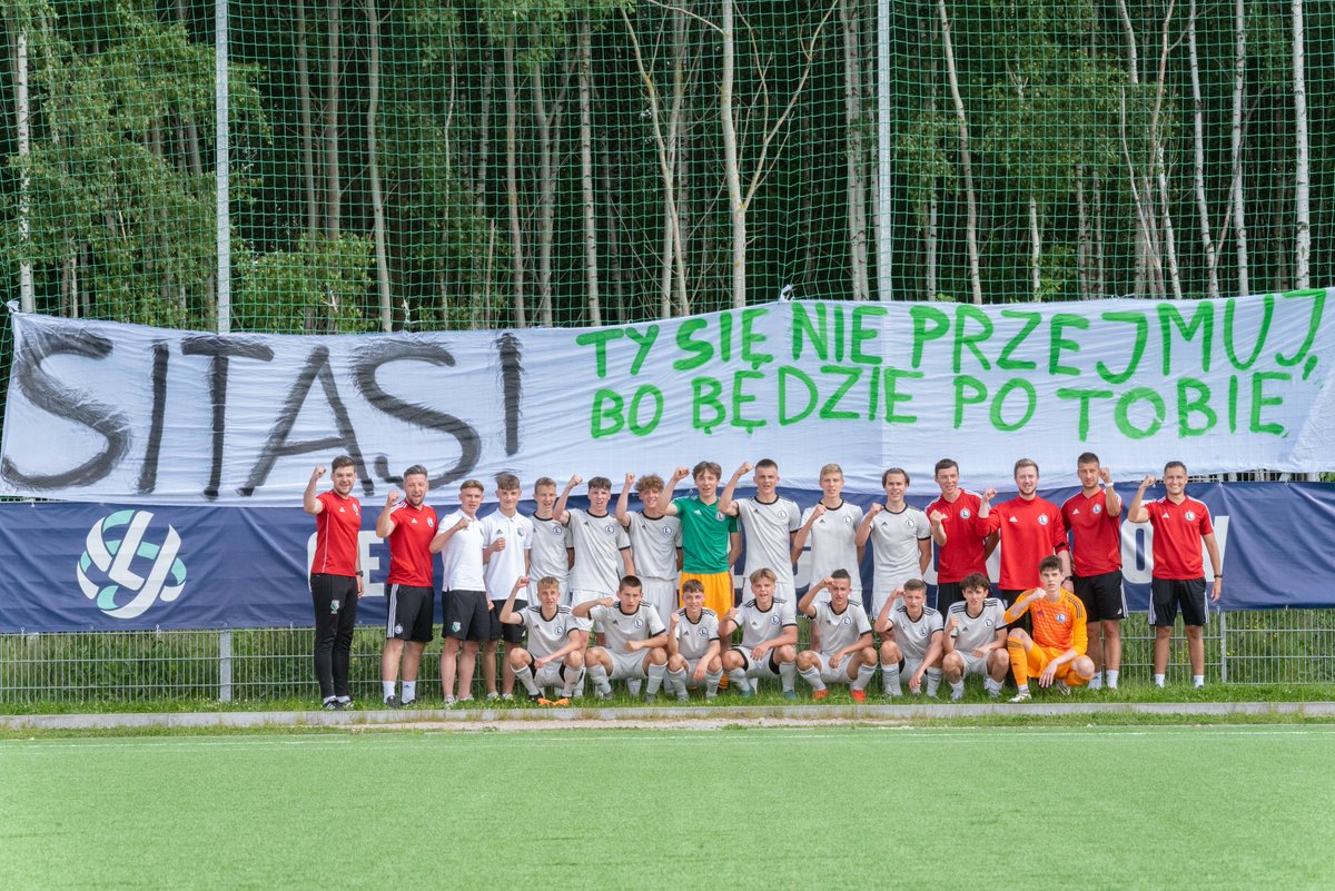 Akademia_Legii's tweet photo. Sitas, wracaj do zdrowia! #U15 #AkademiaLegii

Napastnik Legii U15 Mateusz Sitek w ubiegłotygodniowym spotkaniu ze Zniczem Pruszków doznał poważnego urazu. Zawodnicy i trenerzy nie zapominają o swoim koledze z drużyny, którego wspierają w szybkim powrocie do zdrowia. https://t.co/rbZWdsVR2G