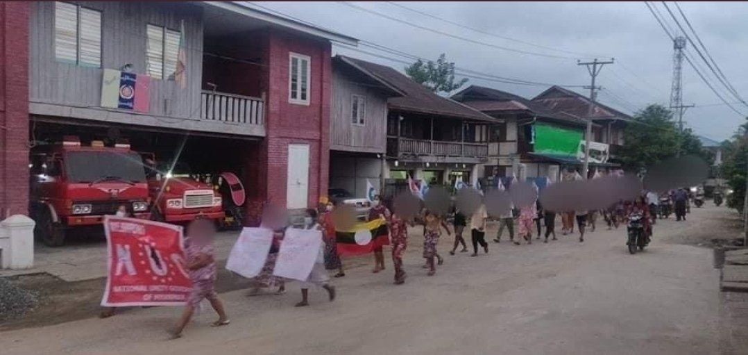 Despite difficulties, Residents in Mogaung, Kachin State resumed Evening Protest to eradicate Military Terrorists Council.

#WhatsHappeningInMyanmar 
#June6Coup