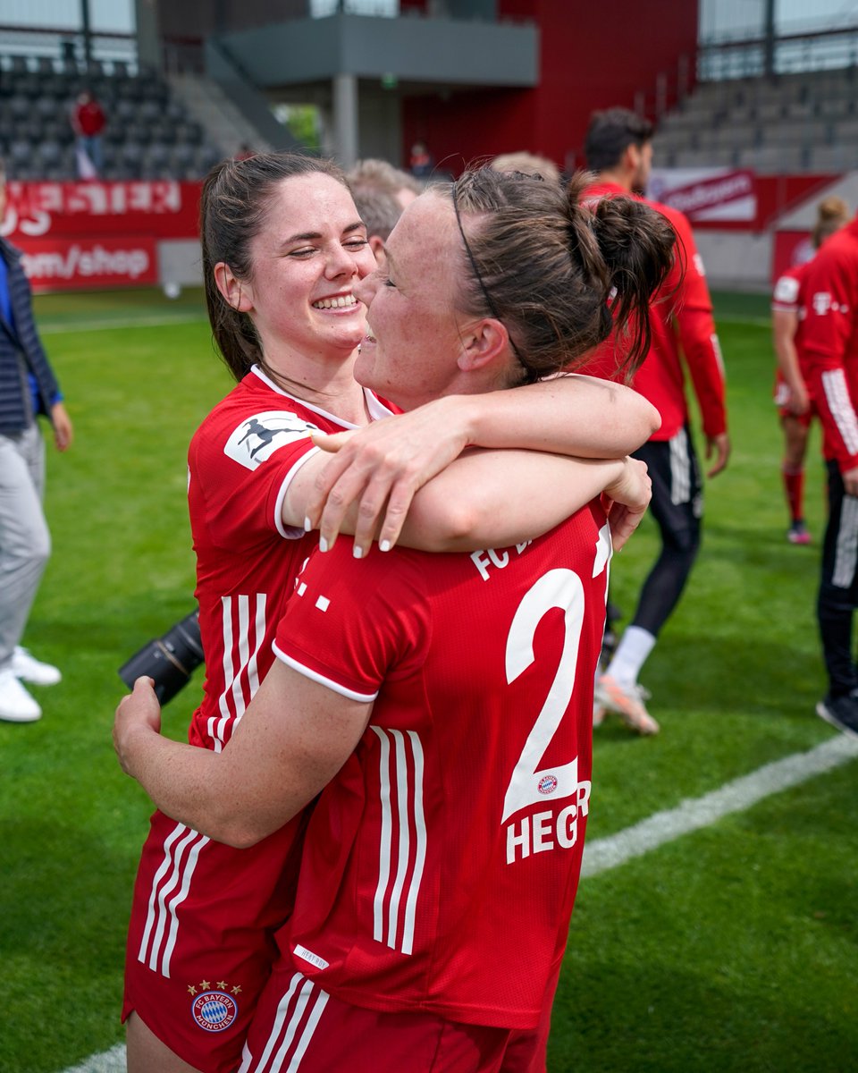 FCBfrauen's tweet photo. 💪✊🏆 DEUTSCHE MEISTERINNEN 20/21! #FCBayern https://t.co/XGEszINYW4